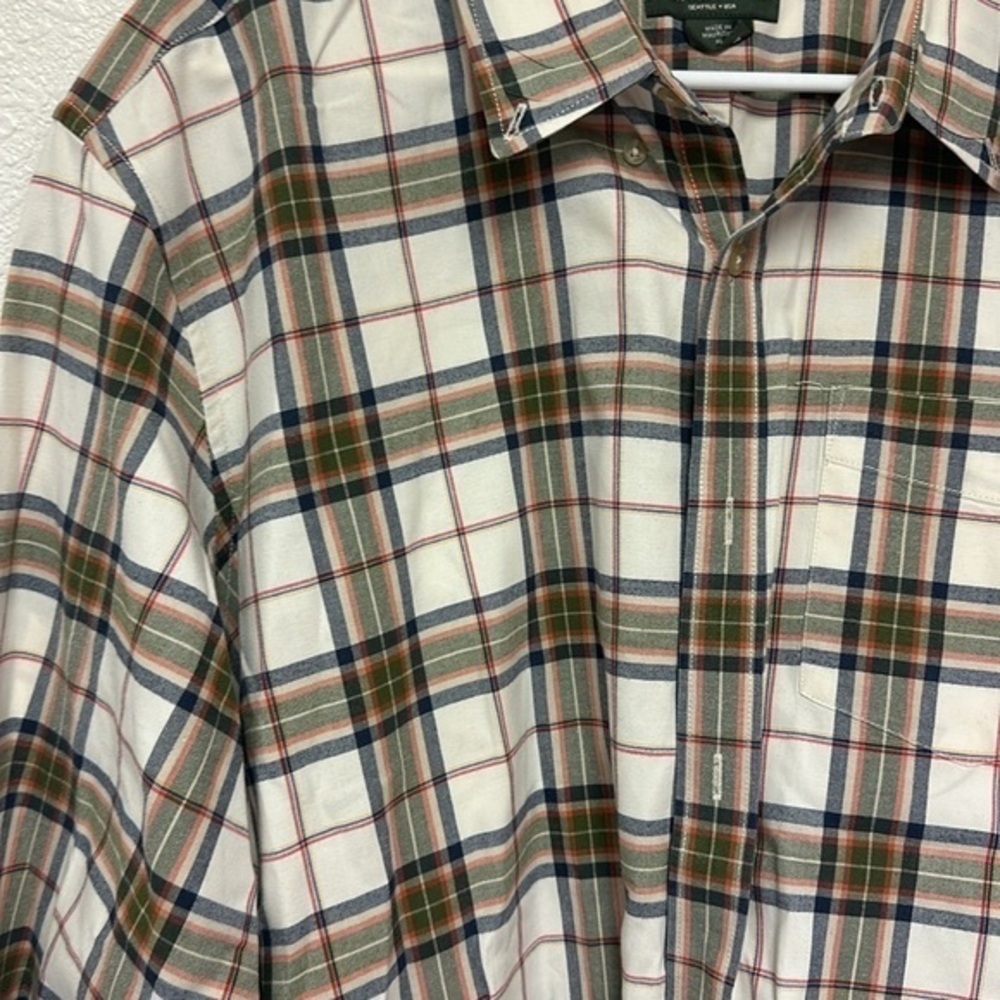 Eddie Bauer Men’s relaxed, fit, white and green plaid button down size XL